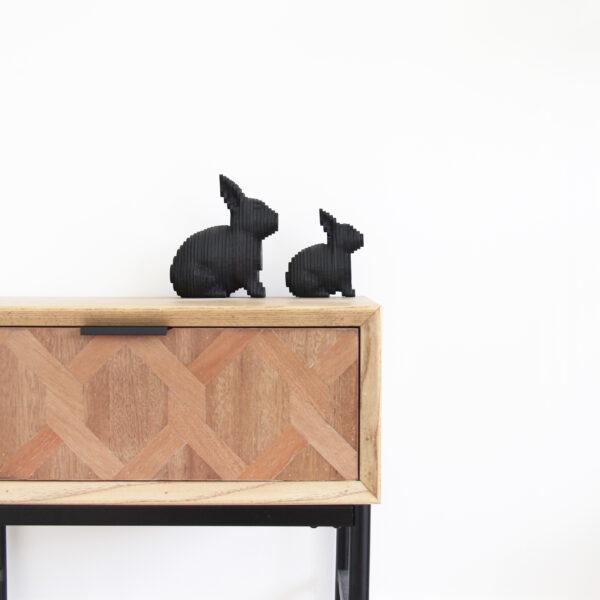 Houten zwarte konijnen op tafel